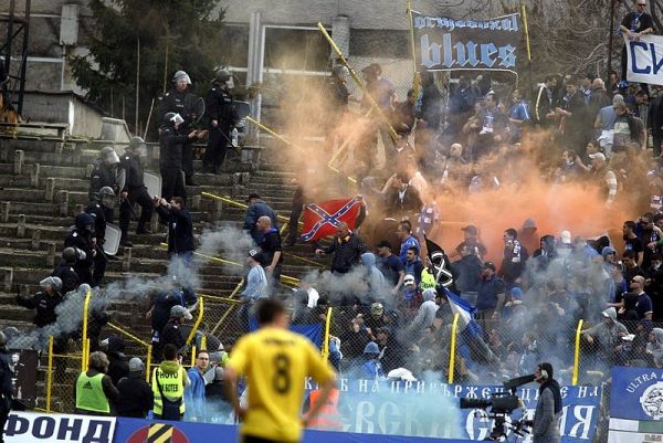 Меле и кръв между футболни фенове в Русе