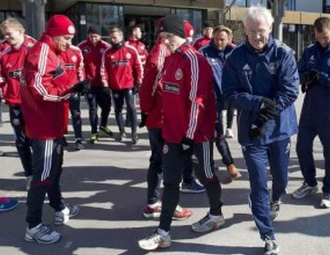 Мортен Олсен издаде половината титуляри за мача с България