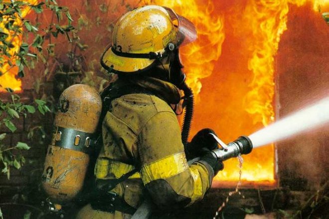 Пожар избухна във Военния клуб във Велико Търново