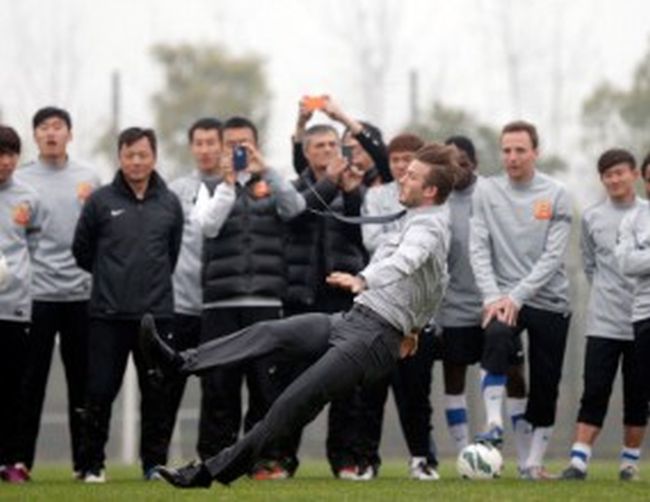 Бекъм се изтърси по костюм (Снимки)