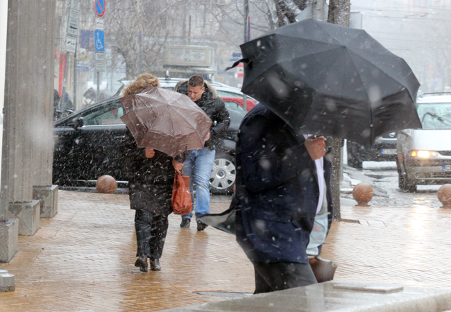 Зимата се завърна, утре - пак пролет (Снимки)