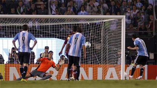 Меси на 2 гола от Марадона