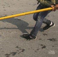 ТЕСТОСТЕРОН! Мъж потроши с метална тръба кола на столичен булевард 