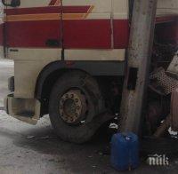 Леден ад! ТИР не успя да спре и се шибна в стълб, блокира входа на Враца