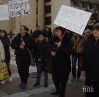 ГНЯВ: Шивачки блокираха фалирало предприятие заради невзети заплати