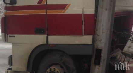 леден тир успя спре шибна стълб блокира входа враца