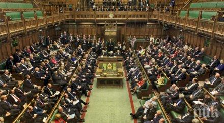 вън британските депутати масово подкрепиха брекзит