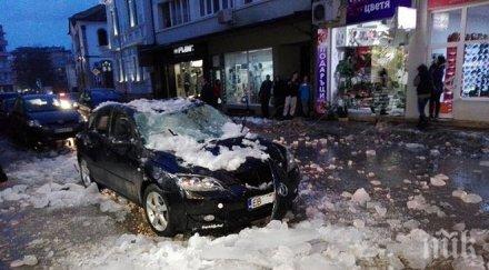 леден блок покрива сграда срути кола снимки