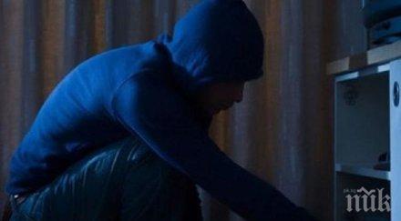 кино жена заключи стаята докато бандит вилнее дома