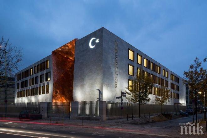 Атака срещу турското посолство в Атина!
