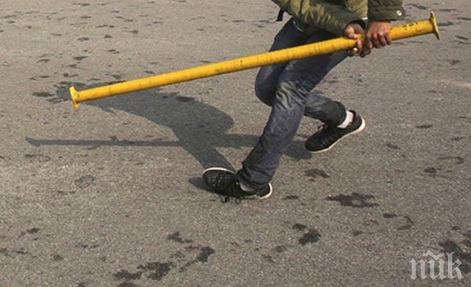 ТЕСТОСТЕРОН! Мъж потроши с метална тръба кола на столичен булевард 