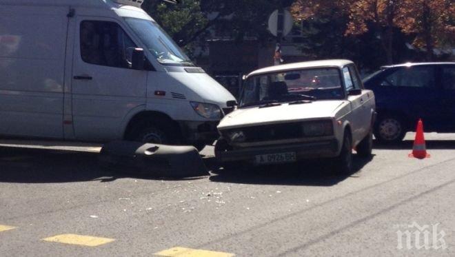 ИЗВЪНРЕДНО В ПИК! Тежка катастрофа в София, два микробуса и Лада се сблъскаха (ОБНОВЕНА)
