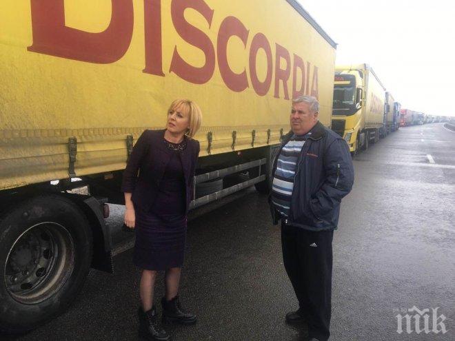 10 километра опашка от тирове се точи на ГКПП Капитан Андреево