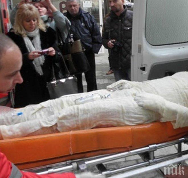 ТЕЖЪК ИНЦИДЕНТ! Младеж се покатери на стълб в дъжда, хвана жиците и…