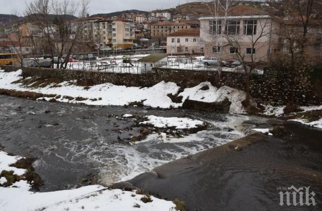 Река Ардинска потече черна