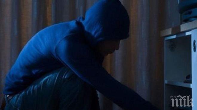 КАТО НА КИНО!  Жена се заключи в стаята си, докато бандит вилнее в дома й