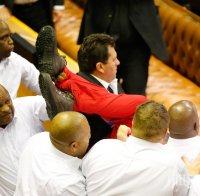 Бой и хаос в парламента на Южна Африка
