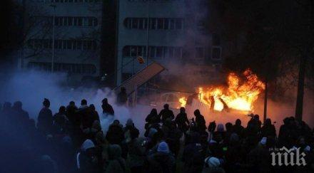 тежка нощ демонстранти вилняха париж знак протест полицейско насилие видео