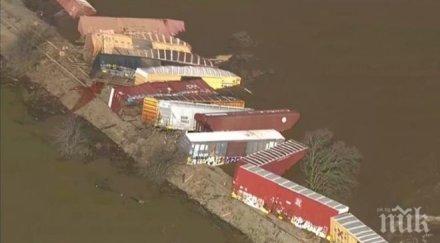 зрелищно влак дерайлира река вагоните разпиляха домино видео