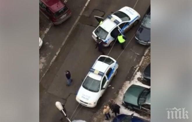 БРУТАЛНИ КАДРИ! Клип разкрива как столични ченгета удрят и блъскат болно момче! (ВИДЕО)