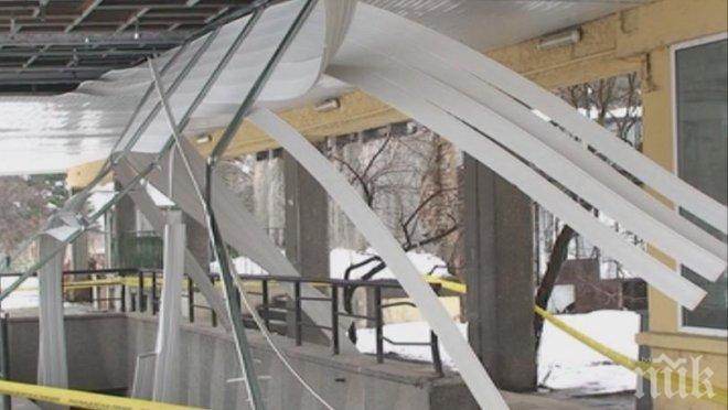 Пропадна част от окачения таван на жп гарата в Търговище
