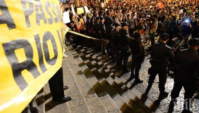 Полицаи блокираха военни поделения в Рио, искат си заплатите 