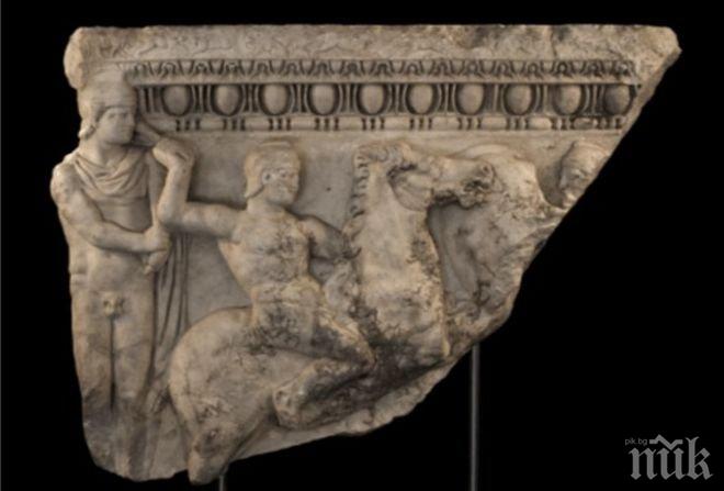 САЩ върнаха на Гърция античен мраморен саркофаг