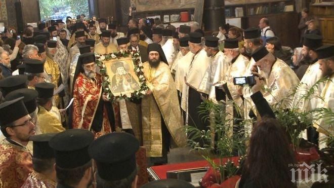 Стотици миряни се помолиха за изцеление пред мощите на Свети Лука в Пловдив