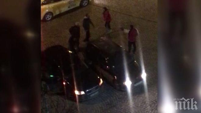 ЗА КОЙ ЛИ ПЪТ! Шофьори се млатиха на кръстовище в София