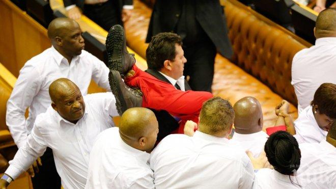 Бой и хаос в парламента на Южна Африка
