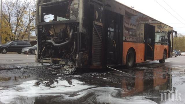 Извънредно! Автобус пламна в движение в Пловдив