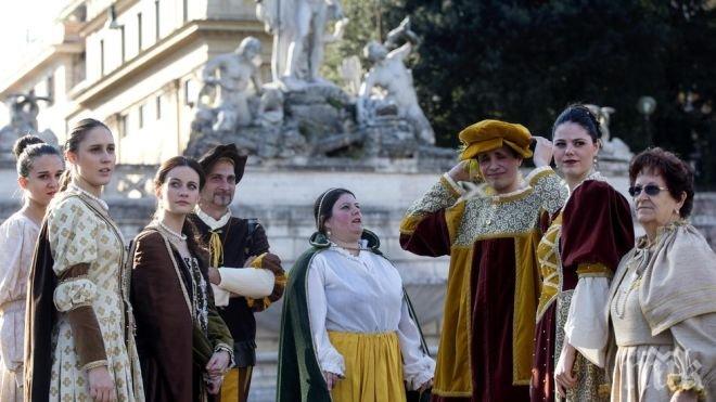 ЗАПОЧНА КАРНАВАЛЪТ! Венеция става шоу арена, хиляди маскирани туристи изпълниха площада