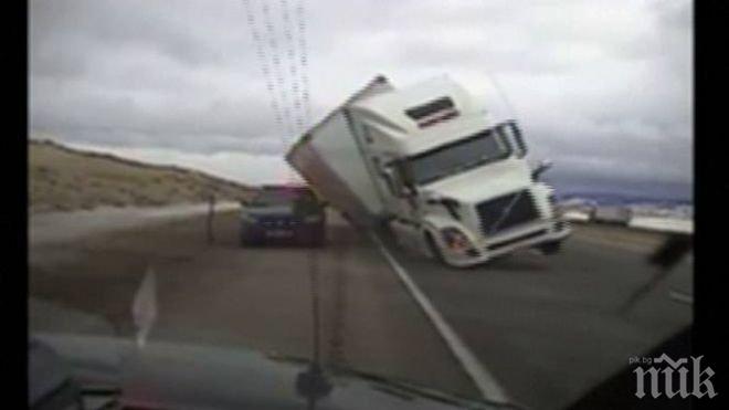 Бурен вятър обърна ТИР на магистрала (ВИДЕО)