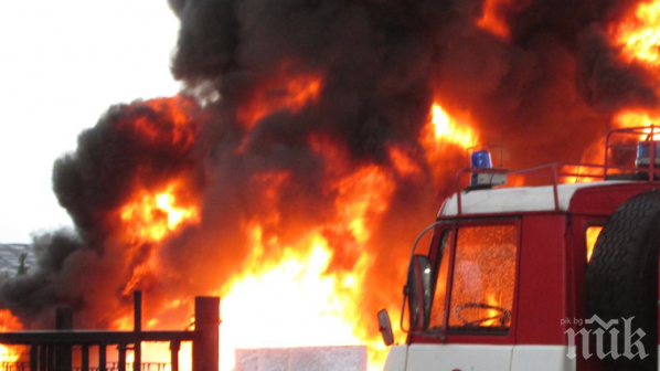 Огнена стихия! Гасиха къща в Търново