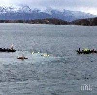 Лодка се блъсна в пристанищен фонтан, 22 туристи са в болница