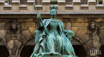 откриха статуя кралица изчезнала век британския парламент снимка