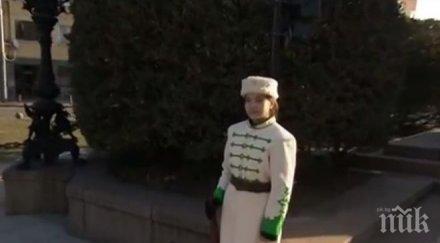 почетен караул деца пазят паметника левски софия