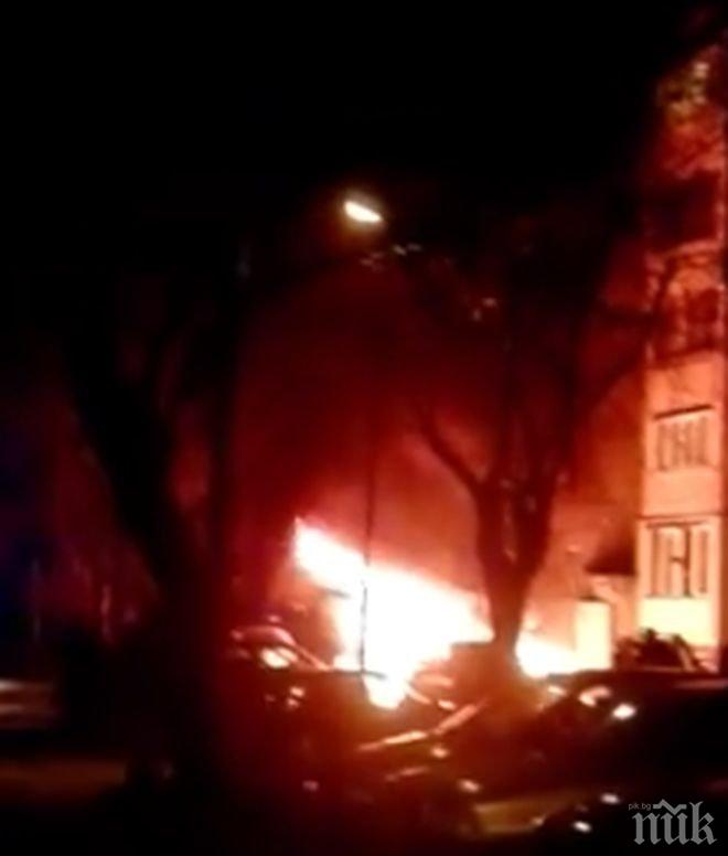 ЕКСКЛУЗИВНО В ПИК! Нощна София: Запалиха кола в жк Лагера! (ВИДЕО)