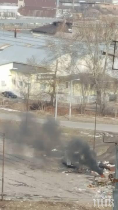 Опасно! Роми палят гуми на метри от бензиностанция