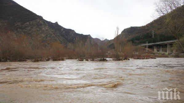ИЗВЪНРЕДНО! Струма отнесе дигата край Струмяни, има опасност за населението