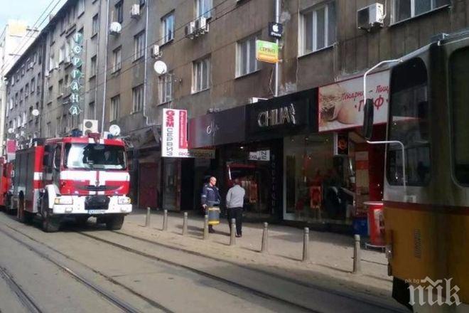 ИЗВЪНРЕДНО! Пламна сграда в центъра на София, спряха трамваите (СНИМКИ)