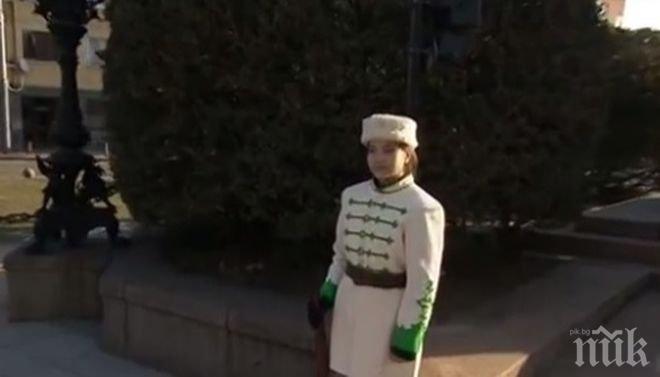 ПОЧЕТЕН КАРАУЛ! Деца пазят паметника на Левски в София