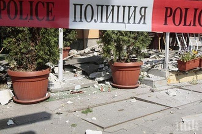 ДА СЕ ВЗЕМАТ МЕРКИ! Парчета мазилка паднаха  в центъра на Пазарджик- пешеходци за едната бройка да пострадат  