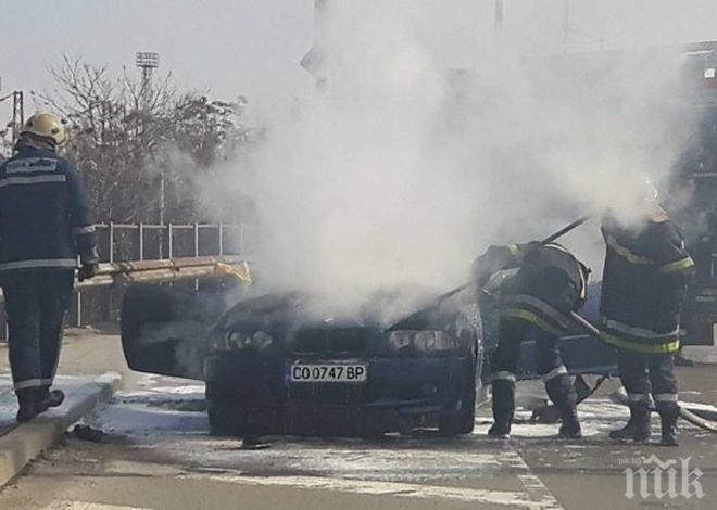 Опасен инцидент! Кола се запали в движение в София (СНИМКИ)