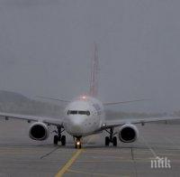 ПАНИКА! Евакуираха самолет след бележка за бомба в тоалетната