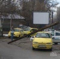 НА КОСЪМ! Стълб смаза такси, шофьорът извади луд късмет 