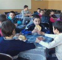 Училище скатава от безплатните закуски на децата