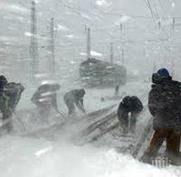 Силни снеговалежи и наводнения връхлетяха Иран