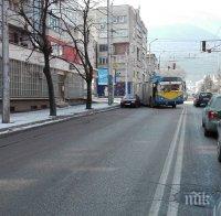 Безобразие! Наглец с раздрънкано „Ауди“ блокира възлово кръстовище във Враца