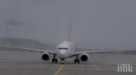 паника евакуираха самолет бележка бомба тоалетната